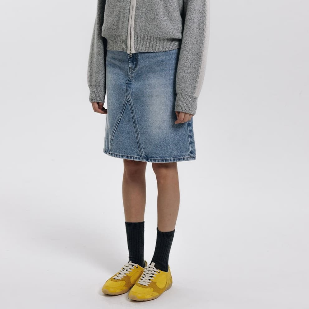 a denim skirt (light blue)