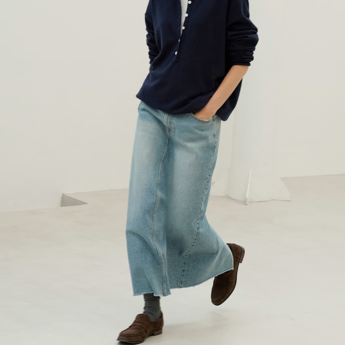 [21차] Rear-Slit Denim Long Skirt - Mid Blue